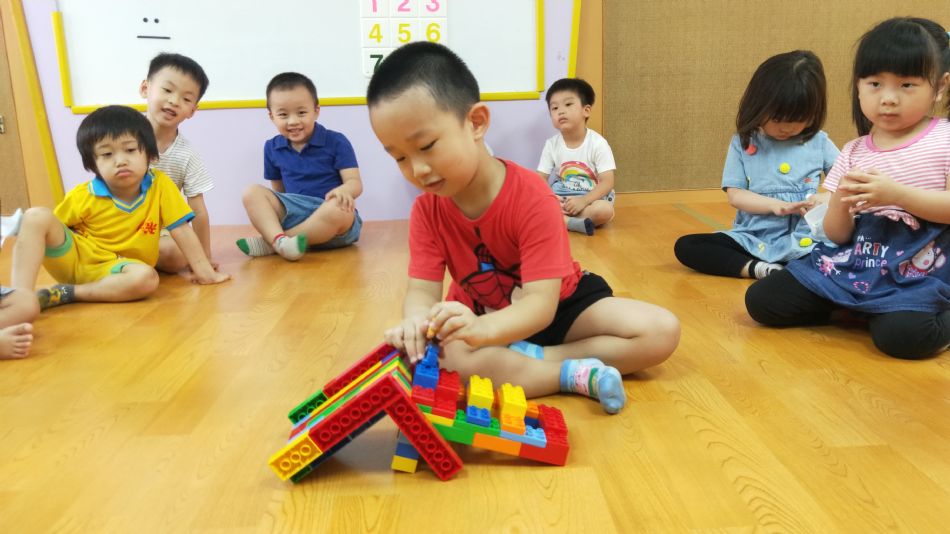 文件 : <FONT COLOR='red'>(109.06.02)樂高【溜滑梯】.JPG</FONT> <BR> 尺寸 : <FONT COLOR='blue'>950 × 534</FONT> 圖元 <BR> 格式 : <FONT COLOR='green'>jpg</FONT> <BR> 大小 : <FONT COLOR='green'> -- </FONT> KB