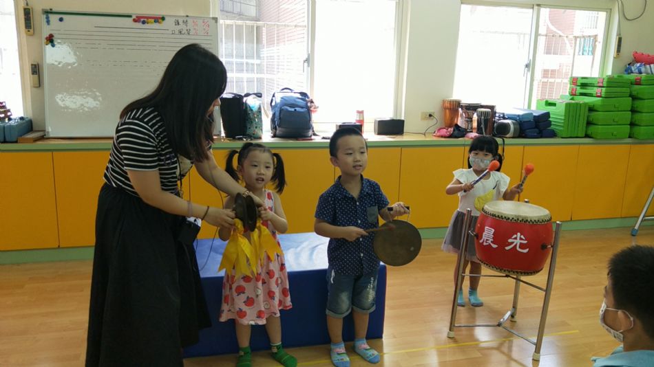 文件 : <FONT COLOR='red'>(109.06.18)音樂課-2.JPG</FONT> <BR> 尺寸 : <FONT COLOR='blue'>950 × 534</FONT> 圖元 <BR> 格式 : <FONT COLOR='green'>jpg</FONT> <BR> 大小 : <FONT COLOR='green'> -- </FONT> KB