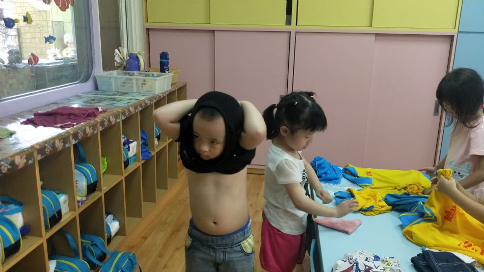 文件 : <FONT COLOR='red'>(109.06.17)換、摺衣服-2.JPG</FONT> <BR> 尺寸 : <FONT COLOR='blue'>950 × 534</FONT> 圖元 <BR> 格式 : <FONT COLOR='green'>jpg</FONT> <BR> 大小 : <FONT COLOR='green'> -- </FONT> KB