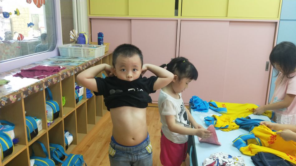 文件 : <FONT COLOR='red'>(109.06.17)換、摺衣服-3.JPG</FONT> <BR> 尺寸 : <FONT COLOR='blue'>950 × 534</FONT> 圖元 <BR> 格式 : <FONT COLOR='green'>jpg</FONT> <BR> 大小 : <FONT COLOR='green'> -- </FONT> KB