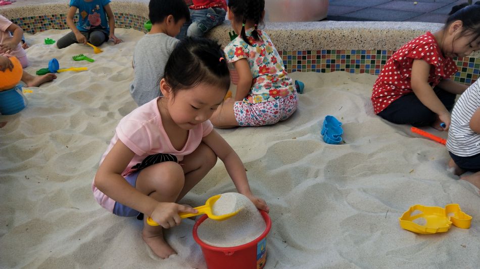 文件 : <FONT COLOR='red'>(109.06.22)玩沙趣-2.JPG</FONT> <BR> 尺寸 : <FONT COLOR='blue'>950 × 534</FONT> 圖元 <BR> 格式 : <FONT COLOR='green'>jpg</FONT> <BR> 大小 : <FONT COLOR='green'> -- </FONT> KB