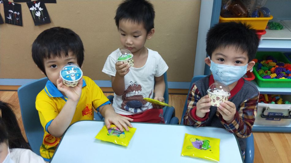 文件 : <FONT COLOR='red'>(109.05.29)Sean與Vicky慶生-6.JPG</FONT> <BR> 尺寸 : <FONT COLOR='blue'>950 × 534</FONT> 圖元 <BR> 格式 : <FONT COLOR='green'>jpg</FONT> <BR> 大小 : <FONT COLOR='green'> -- </FONT> KB