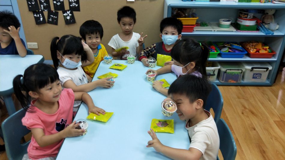 文件 : <FONT COLOR='red'>(109.05.29)Sean與Vicky慶生.JPG</FONT> <BR> 尺寸 : <FONT COLOR='blue'>950 × 534</FONT> 圖元 <BR> 格式 : <FONT COLOR='green'>jpg</FONT> <BR> 大小 : <FONT COLOR='green'> -- </FONT> KB