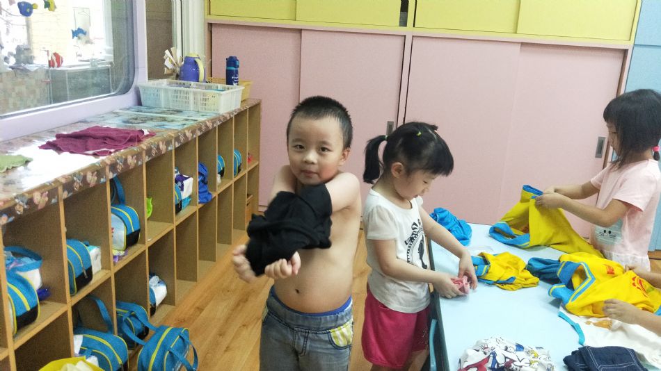 文件 : <FONT COLOR='red'>(109.06.17)換、摺衣服.JPG</FONT> <BR> 尺寸 : <FONT COLOR='blue'>950 × 534</FONT> 圖元 <BR> 格式 : <FONT COLOR='green'>jpg</FONT> <BR> 大小 : <FONT COLOR='green'> -- </FONT> KB