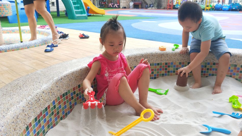 文件 : <FONT COLOR='red'>(109.06.20)第一次玩沙趣-1.JPG</FONT> <BR> 尺寸 : <FONT COLOR='blue'>950 × 534</FONT> 圖元 <BR> 格式 : <FONT COLOR='green'>jpg</FONT> <BR> 大小 : <FONT COLOR='green'> -- </FONT> KB