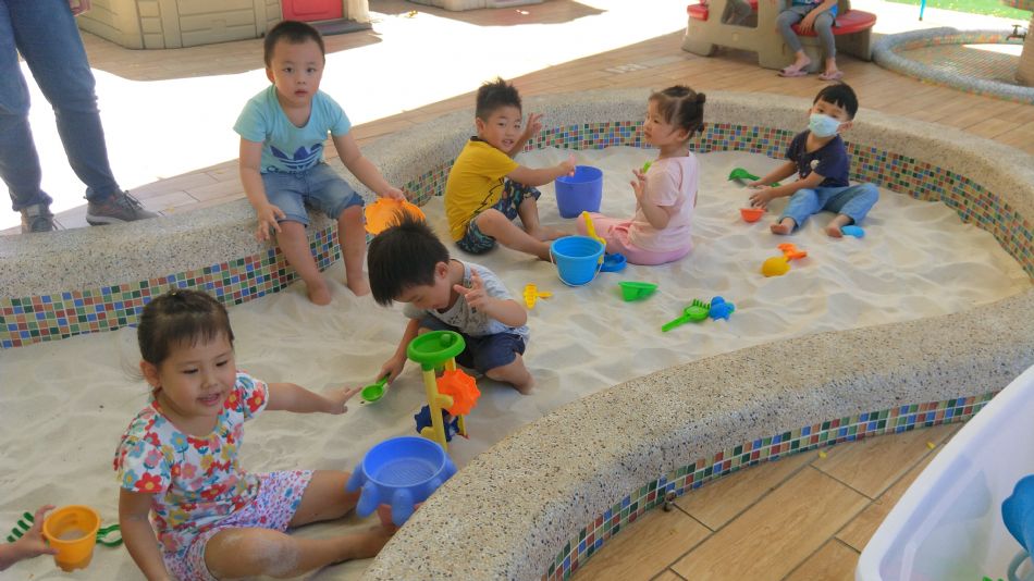 文件 : <FONT COLOR='red'>(109.06.22)玩沙趣-1.JPG</FONT> <BR> 尺寸 : <FONT COLOR='blue'>950 × 534</FONT> 圖元 <BR> 格式 : <FONT COLOR='green'>jpg</FONT> <BR> 大小 : <FONT COLOR='green'> -- </FONT> KB