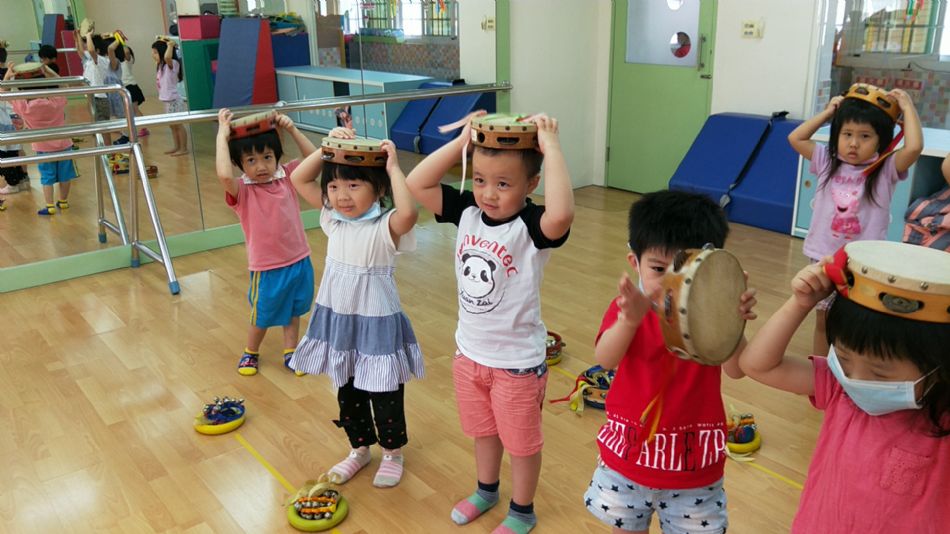 文件 : <FONT COLOR='red'>(109.06.04)音樂課-2.JPG</FONT> <BR> 尺寸 : <FONT COLOR='blue'>950 × 534</FONT> 圖元 <BR> 格式 : <FONT COLOR='green'>jpg</FONT> <BR> 大小 : <FONT COLOR='green'> -- </FONT> KB