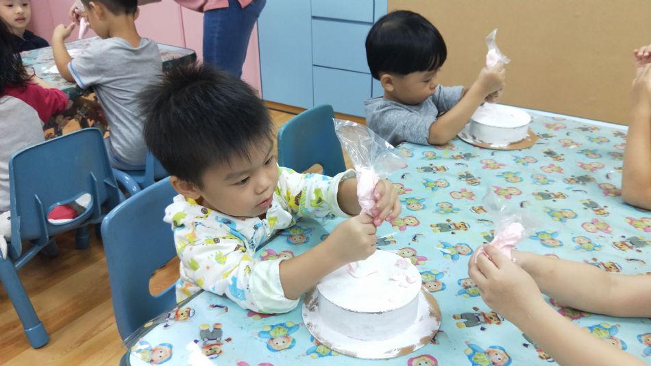 文件 : <FONT COLOR='red'>(108.09.20)美感課【生日快樂】-9.JPG</FONT> <BR> 尺寸 : <FONT COLOR='blue'>950 × 534</FONT> 圖元 <BR> 格式 : <FONT COLOR='green'>jpg</FONT> <BR> 大小 : <FONT COLOR='green'> -- </FONT> KB