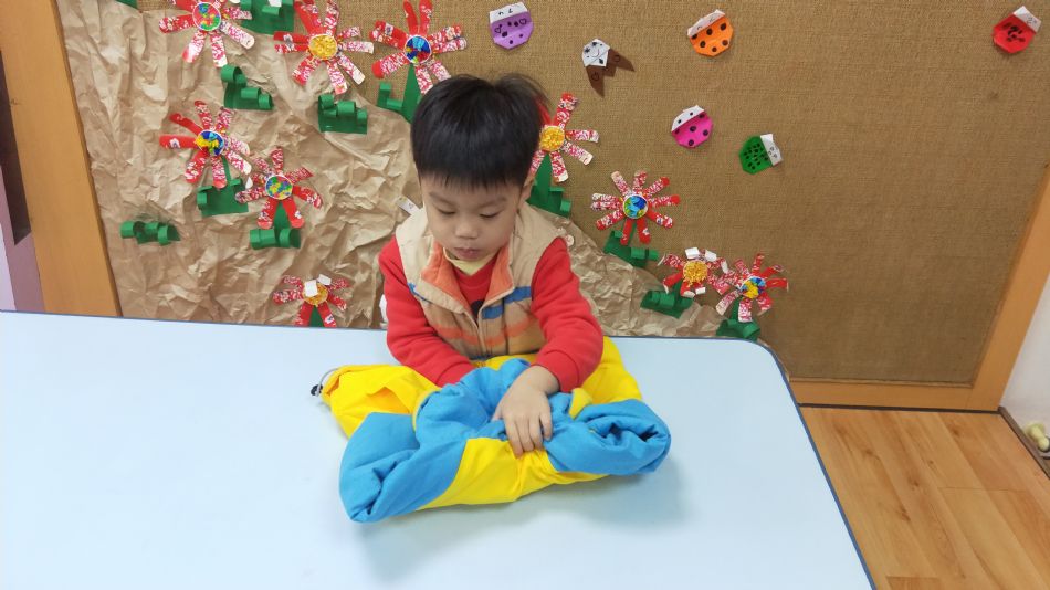 文件 : <FONT COLOR='red'>(109.01.13)摺衣服-1.JPG</FONT> <BR> 尺寸 : <FONT COLOR='blue'>950 × 534</FONT> 圖元 <BR> 格式 : <FONT COLOR='green'>jpg</FONT> <BR> 大小 : <FONT COLOR='green'> -- </FONT> KB