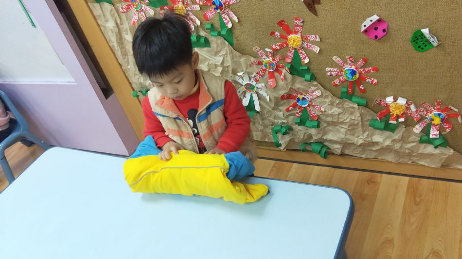 文件 : <FONT COLOR='red'>(109.01.13)摺衣服-6.JPG</FONT> <BR> 尺寸 : <FONT COLOR='blue'>950 × 534</FONT> 圖元 <BR> 格式 : <FONT COLOR='green'>jpg</FONT> <BR> 大小 : <FONT COLOR='green'> -- </FONT> KB