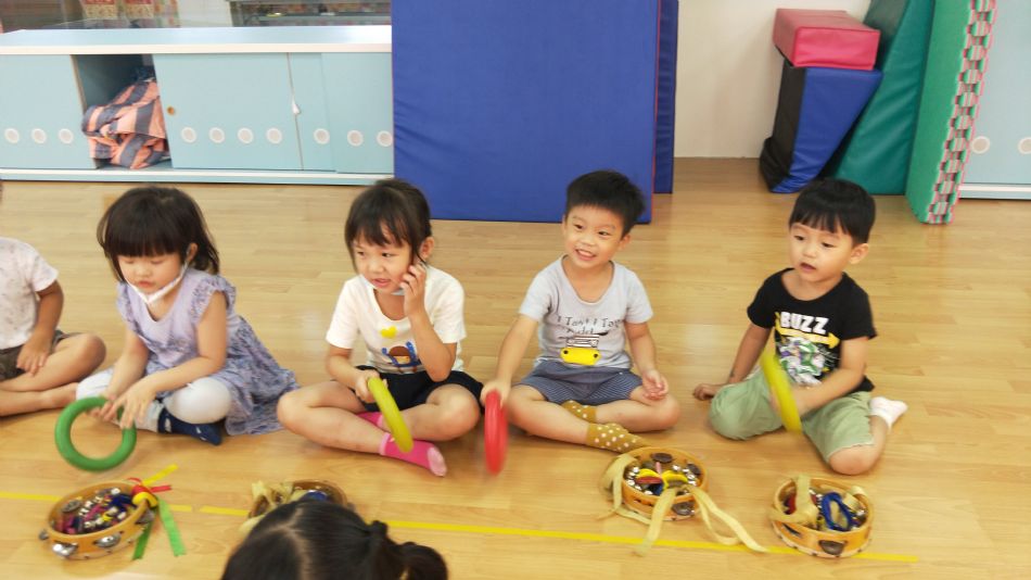 文件 : <FONT COLOR='red'>(109.06.04)音樂課-2.JPG</FONT> <BR> 尺寸 : <FONT COLOR='blue'>950 × 534</FONT> 圖元 <BR> 格式 : <FONT COLOR='green'>jpg</FONT> <BR> 大小 : <FONT COLOR='green'> -- </FONT> KB