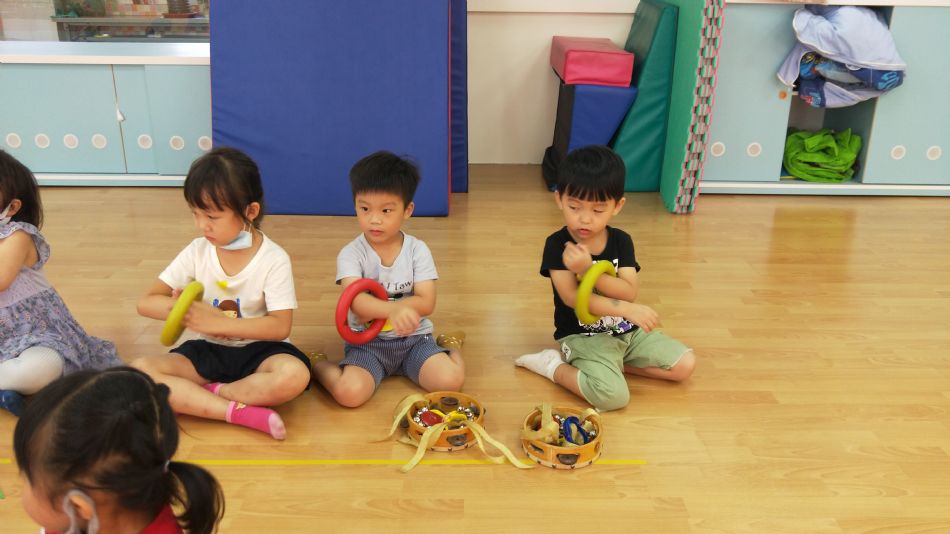 文件 : <FONT COLOR='red'>(109.06.04)音樂課-4.JPG</FONT> <BR> 尺寸 : <FONT COLOR='blue'>950 × 534</FONT> 圖元 <BR> 格式 : <FONT COLOR='green'>jpg</FONT> <BR> 大小 : <FONT COLOR='green'> -- </FONT> KB