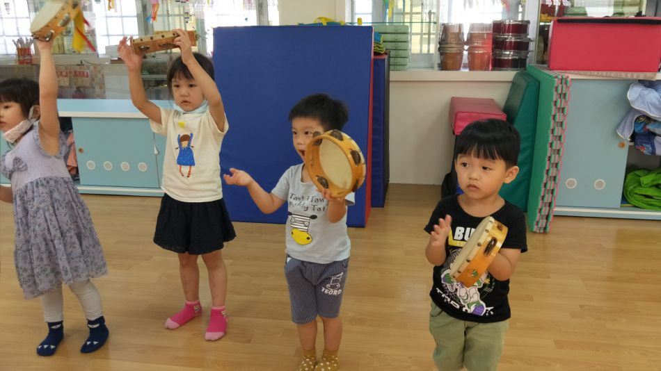 文件 : <FONT COLOR='red'>(109.06.04)音樂課.JPG</FONT> <BR> 尺寸 : <FONT COLOR='blue'>950 × 534</FONT> 圖元 <BR> 格式 : <FONT COLOR='green'>jpg</FONT> <BR> 大小 : <FONT COLOR='green'> -- </FONT> KB