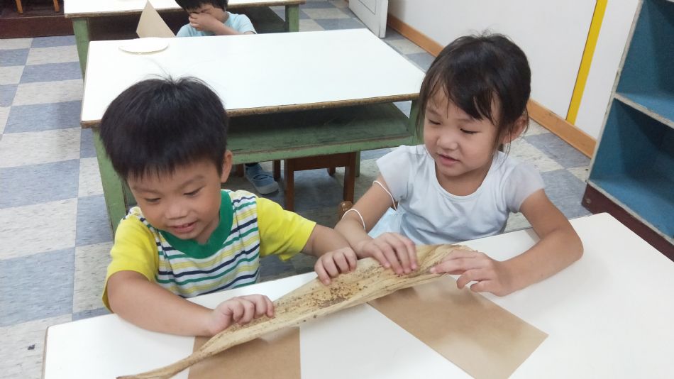 文件 : <FONT COLOR='red'>(109.06.05)美感課【包粽子】-1.JPG</FONT> <BR> 尺寸 : <FONT COLOR='blue'>950 × 534</FONT> 圖元 <BR> 格式 : <FONT COLOR='green'>jpg</FONT> <BR> 大小 : <FONT COLOR='green'> -- </FONT> KB