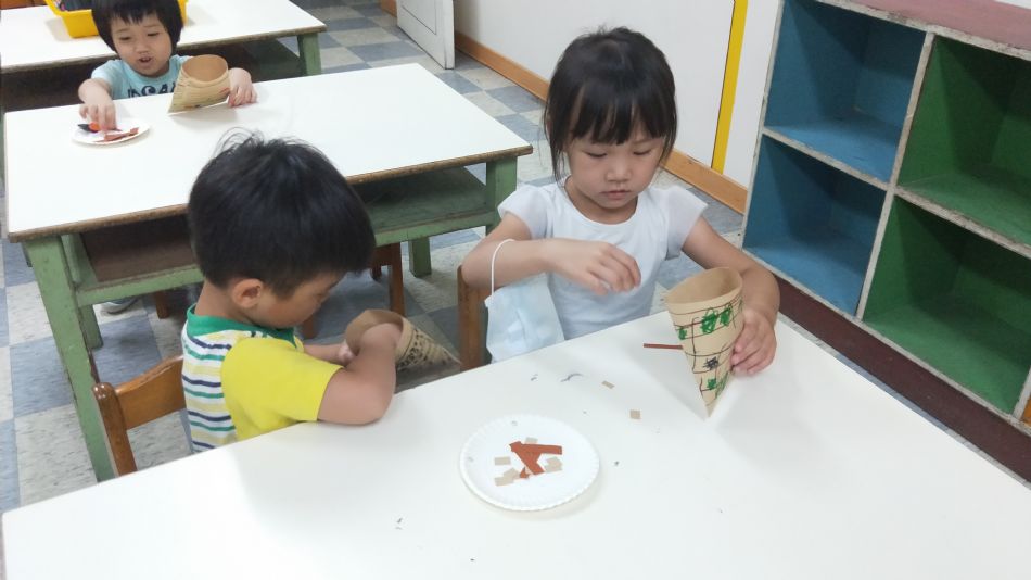 文件 : <FONT COLOR='red'>(109.06.05)美感課【包粽子】-11.JPG</FONT> <BR> 尺寸 : <FONT COLOR='blue'>950 × 534</FONT> 圖元 <BR> 格式 : <FONT COLOR='green'>jpg</FONT> <BR> 大小 : <FONT COLOR='green'> -- </FONT> KB