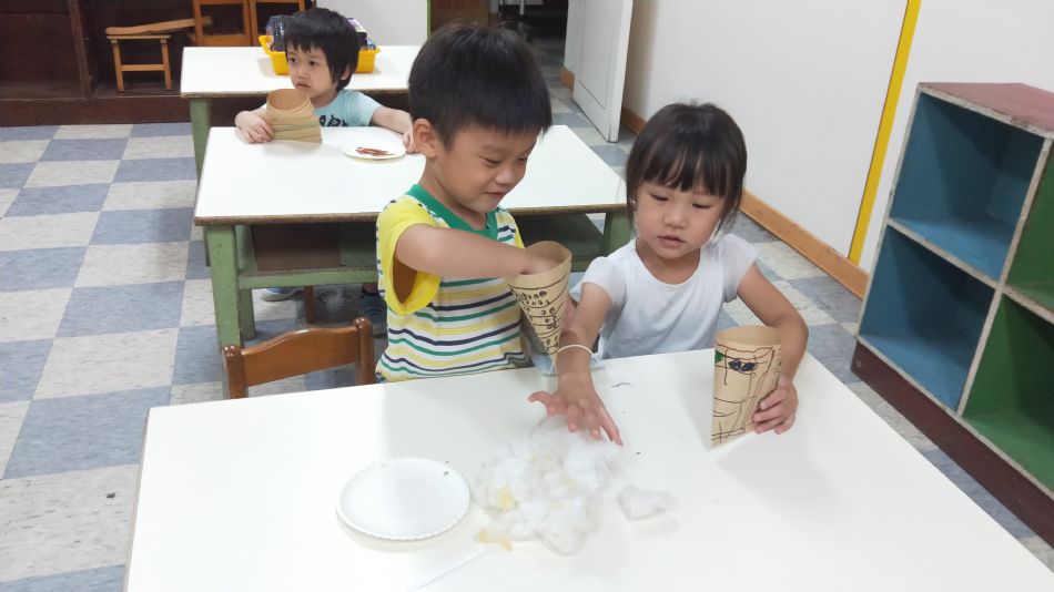 文件 : <FONT COLOR='red'>(109.06.05)美感課【包粽子】-3.JPG</FONT> <BR> 尺寸 : <FONT COLOR='blue'>950 × 534</FONT> 圖元 <BR> 格式 : <FONT COLOR='green'>jpg</FONT> <BR> 大小 : <FONT COLOR='green'> -- </FONT> KB