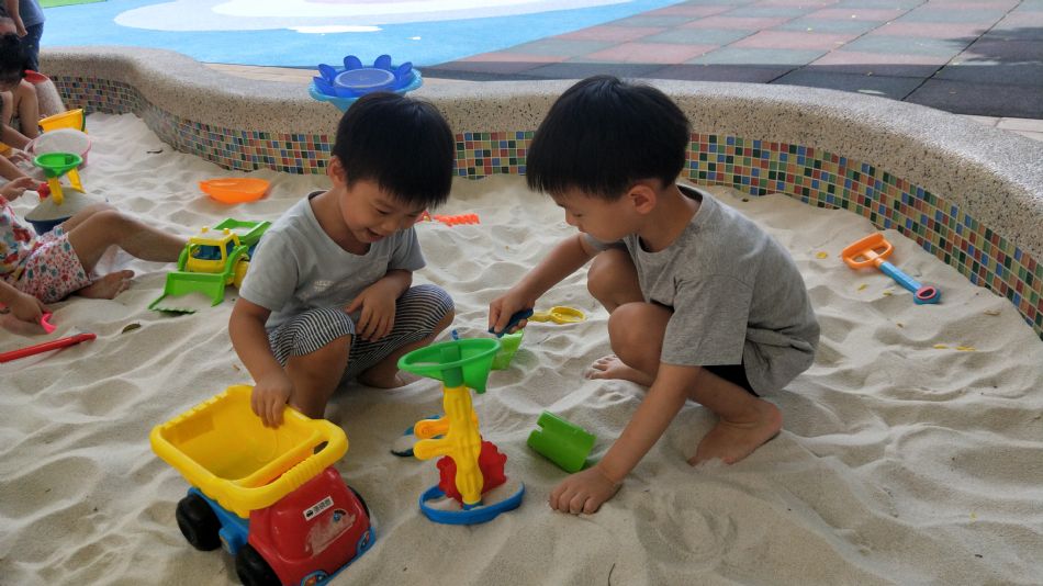 文件 : <FONT COLOR='red'>(109.06.20)第一次玩沙趣-1.JPG</FONT> <BR> 尺寸 : <FONT COLOR='blue'>950 × 534</FONT> 圖元 <BR> 格式 : <FONT COLOR='green'>jpg</FONT> <BR> 大小 : <FONT COLOR='green'> -- </FONT> KB