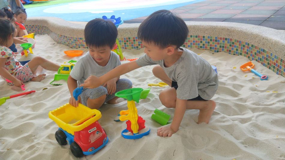 文件 : <FONT COLOR='red'>(109.06.20)第一次玩沙趣-2.JPG</FONT> <BR> 尺寸 : <FONT COLOR='blue'>950 × 534</FONT> 圖元 <BR> 格式 : <FONT COLOR='green'>jpg</FONT> <BR> 大小 : <FONT COLOR='green'> -- </FONT> KB