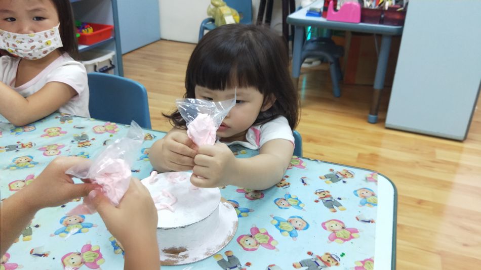 文件 : <FONT COLOR='red'>(108.09.20)美感課【生日快樂】-1.JPG</FONT> <BR> 尺寸 : <FONT COLOR='blue'>950 × 534</FONT> 圖元 <BR> 格式 : <FONT COLOR='green'>jpg</FONT> <BR> 大小 : <FONT COLOR='green'> -- </FONT> KB