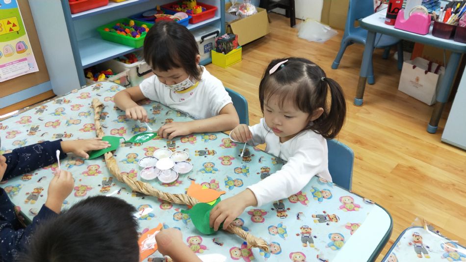 文件 : <FONT COLOR='red'>(108.10.25)美感課-1.JPG</FONT> <BR> 尺寸 : <FONT COLOR='blue'>950 × 534</FONT> 圖元 <BR> 格式 : <FONT COLOR='green'>jpg</FONT> <BR> 大小 : <FONT COLOR='green'> -- </FONT> KB