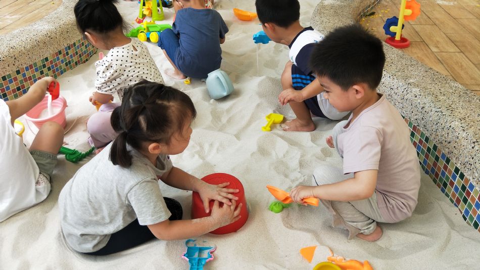 文件 : <FONT COLOR='red'>(109.06.20)第一次玩沙趣-4.JPG</FONT> <BR> 尺寸 : <FONT COLOR='blue'>950 × 534</FONT> 圖元 <BR> 格式 : <FONT COLOR='green'>jpg</FONT> <BR> 大小 : <FONT COLOR='green'> -- </FONT> KB