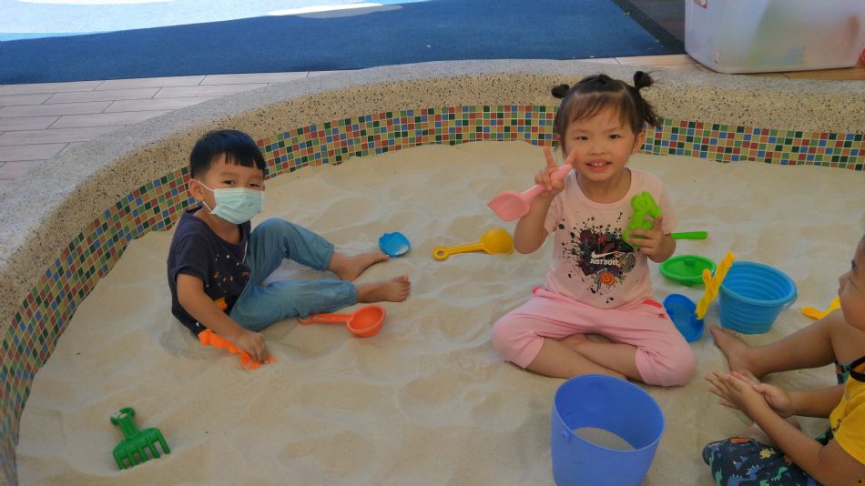 文件 : <FONT COLOR='red'>(109.06.22)玩沙趣.JPG</FONT> <BR> 尺寸 : <FONT COLOR='blue'>950 × 534</FONT> 圖元 <BR> 格式 : <FONT COLOR='green'>jpg</FONT> <BR> 大小 : <FONT COLOR='green'> -- </FONT> KB