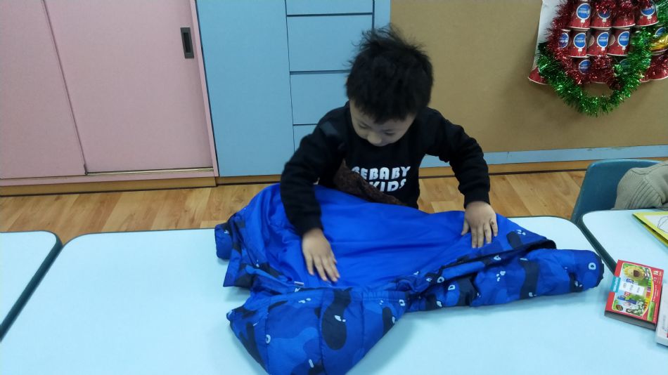 文件 : <FONT COLOR='red'>(109.01.13)摺衣服-14.JPG</FONT> <BR> 尺寸 : <FONT COLOR='blue'>950 × 534</FONT> 圖元 <BR> 格式 : <FONT COLOR='green'>jpg</FONT> <BR> 大小 : <FONT COLOR='green'> -- </FONT> KB