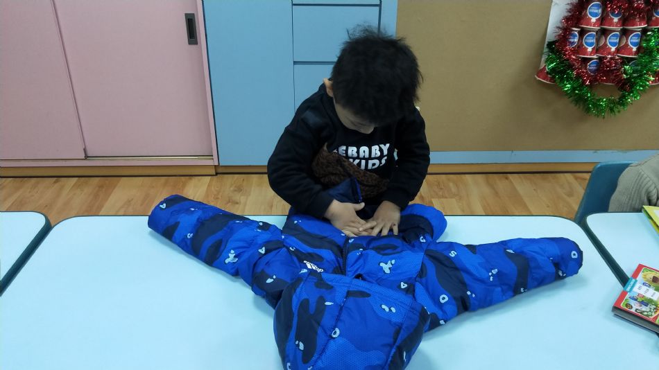 文件 : <FONT COLOR='red'>(109.01.13)摺衣服-6.JPG</FONT> <BR> 尺寸 : <FONT COLOR='blue'>950 × 534</FONT> 圖元 <BR> 格式 : <FONT COLOR='green'>jpg</FONT> <BR> 大小 : <FONT COLOR='green'> -- </FONT> KB