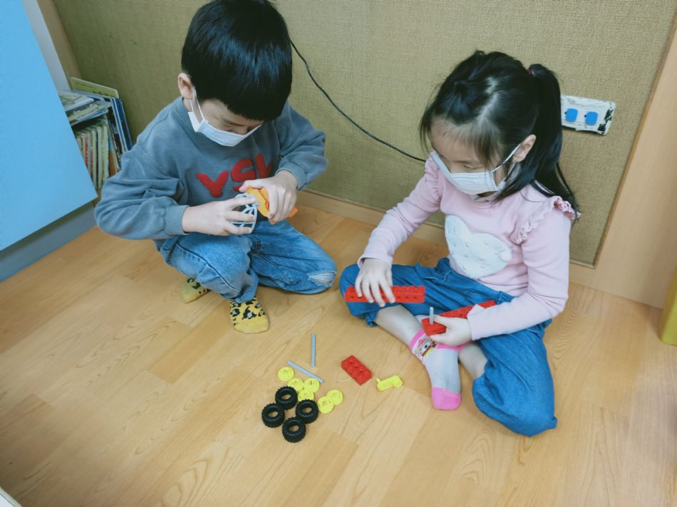 文件 : <FONT COLOR='red'>(109.04.06)樂高【聯結車】-2.JPG</FONT> <BR> 尺寸 : <FONT COLOR='blue'>950 × 712</FONT> 圖元 <BR> 格式 : <FONT COLOR='green'>jpg</FONT> <BR> 大小 : <FONT COLOR='green'> -- </FONT> KB