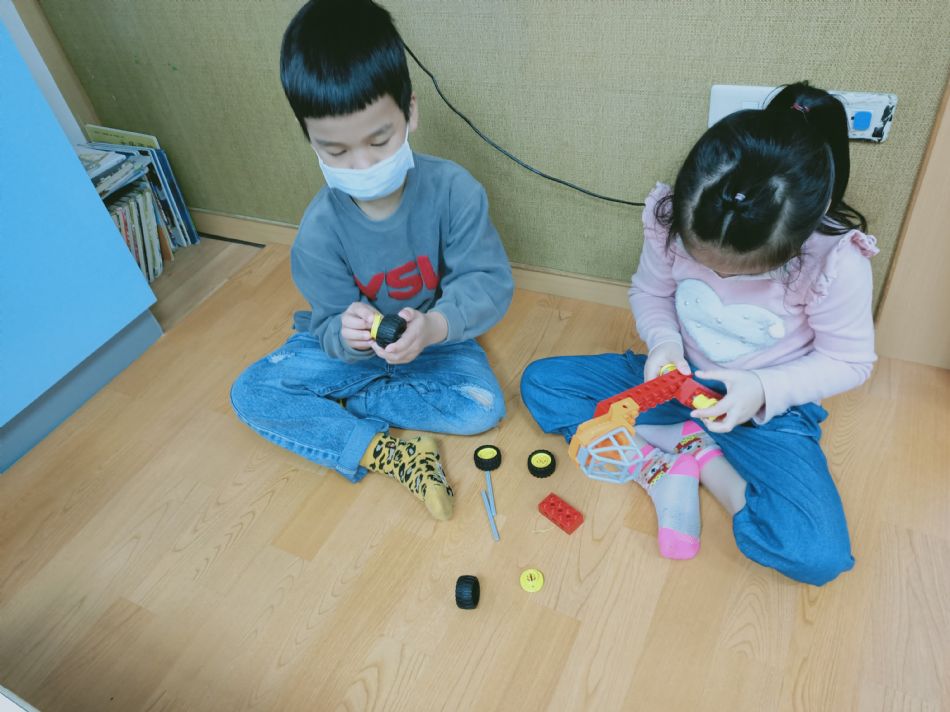 文件 : <FONT COLOR='red'>(109.04.06)樂高【聯結車】-3.JPG</FONT> <BR> 尺寸 : <FONT COLOR='blue'>950 × 712</FONT> 圖元 <BR> 格式 : <FONT COLOR='green'>jpg</FONT> <BR> 大小 : <FONT COLOR='green'> -- </FONT> KB