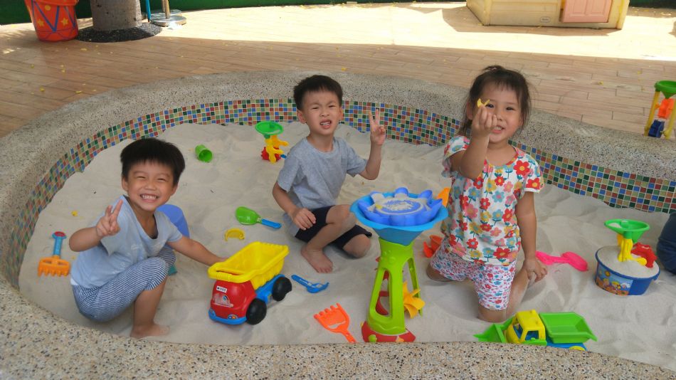 文件 : <FONT COLOR='red'>(109.06.20)第一次玩沙趣-1.JPG</FONT> <BR> 尺寸 : <FONT COLOR='blue'>950 × 534</FONT> 圖元 <BR> 格式 : <FONT COLOR='green'>jpg</FONT> <BR> 大小 : <FONT COLOR='green'> -- </FONT> KB