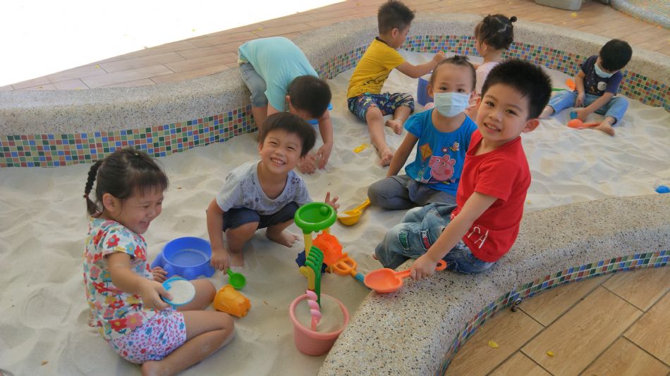 文件 : <FONT COLOR='red'>(109.06.22)玩沙趣-2.JPG</FONT> <BR> 尺寸 : <FONT COLOR='blue'>950 × 534</FONT> 圖元 <BR> 格式 : <FONT COLOR='green'>jpg</FONT> <BR> 大小 : <FONT COLOR='green'> -- </FONT> KB