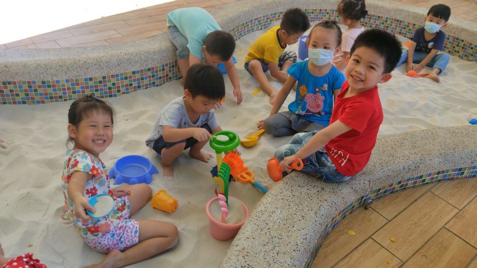 文件 : <FONT COLOR='red'>(109.06.22)玩沙趣-3.JPG</FONT> <BR> 尺寸 : <FONT COLOR='blue'>950 × 534</FONT> 圖元 <BR> 格式 : <FONT COLOR='green'>jpg</FONT> <BR> 大小 : <FONT COLOR='green'> -- </FONT> KB