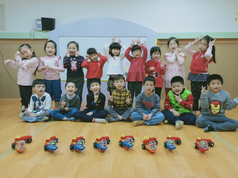 文件 : <FONT COLOR='red'>(109.04.06)樂高【聯結車】-1.JPG</FONT> <BR> 尺寸 : <FONT COLOR='blue'>950 × 712</FONT> 圖元 <BR> 格式 : <FONT COLOR='green'>jpg</FONT> <BR> 大小 : <FONT COLOR='green'> -- </FONT> KB