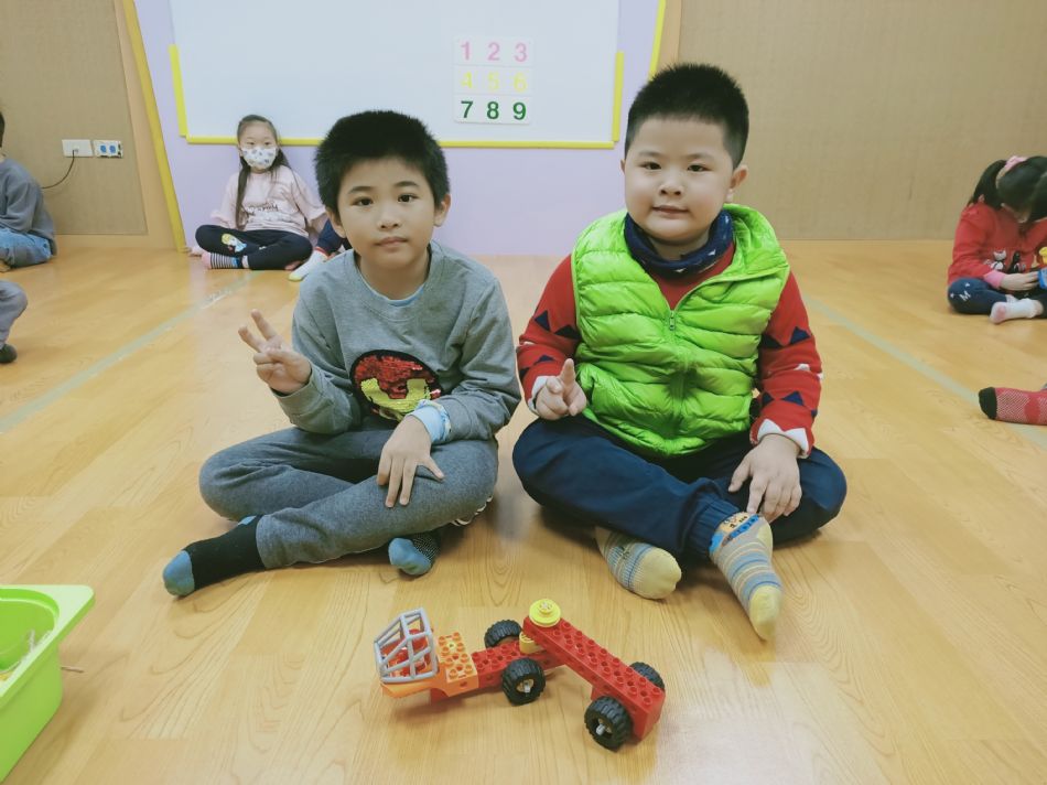 文件 : <FONT COLOR='red'>(109.04.06)樂高【聯結車】-2.JPG</FONT> <BR> 尺寸 : <FONT COLOR='blue'>950 × 712</FONT> 圖元 <BR> 格式 : <FONT COLOR='green'>jpg</FONT> <BR> 大小 : <FONT COLOR='green'> -- </FONT> KB