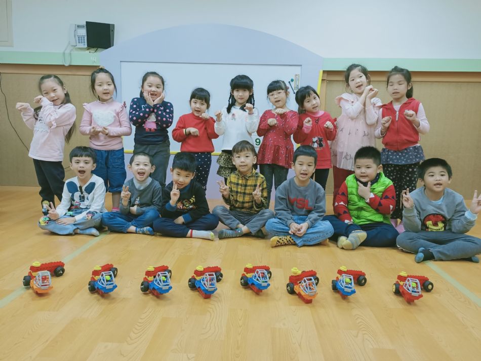 文件 : <FONT COLOR='red'>(109.04.06)樂高【聯結車】-5.JPG</FONT> <BR> 尺寸 : <FONT COLOR='blue'>950 × 712</FONT> 圖元 <BR> 格式 : <FONT COLOR='green'>jpg</FONT> <BR> 大小 : <FONT COLOR='green'> -- </FONT> KB