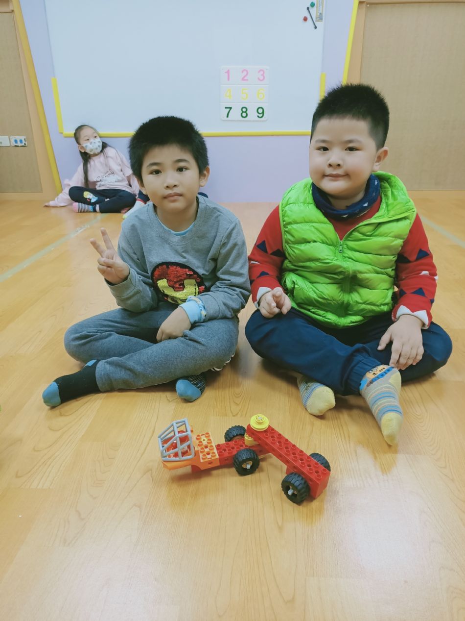 文件 : <FONT COLOR='red'>(109.04.06)樂高【聯結車】-6.JPG</FONT> <BR> 尺寸 : <FONT COLOR='blue'>950 × 1267</FONT> 圖元 <BR> 格式 : <FONT COLOR='green'>jpg</FONT> <BR> 大小 : <FONT COLOR='green'> -- </FONT> KB