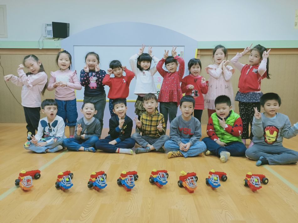 文件 : <FONT COLOR='red'>(109.04.06)樂高【聯結車】.JPG</FONT> <BR> 尺寸 : <FONT COLOR='blue'>950 × 712</FONT> 圖元 <BR> 格式 : <FONT COLOR='green'>jpg</FONT> <BR> 大小 : <FONT COLOR='green'> -- </FONT> KB