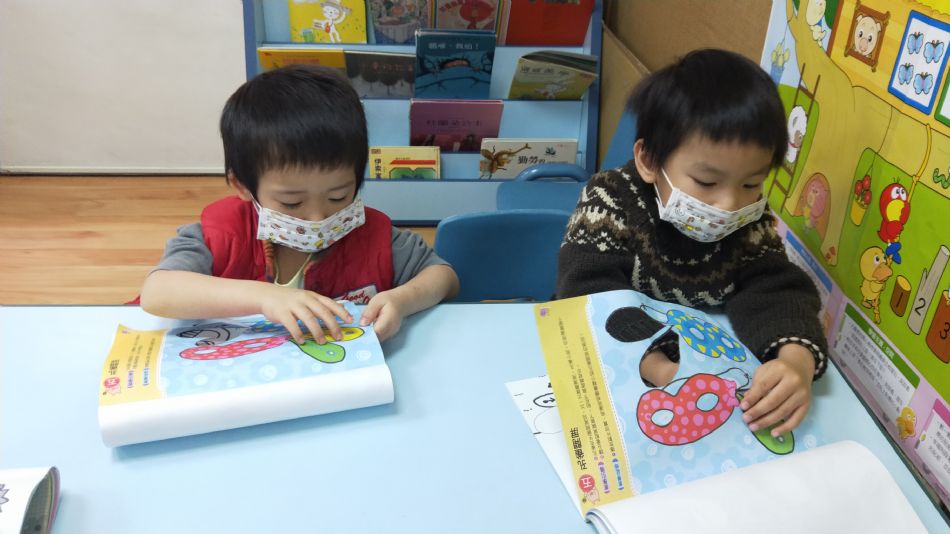 文件 : <FONT COLOR='red'>(109.04.08)紙工.JPG</FONT> <BR> 尺寸 : <FONT COLOR='blue'>950 × 534</FONT> 圖元 <BR> 格式 : <FONT COLOR='green'>jpg</FONT> <BR> 大小 : <FONT COLOR='green'> -- </FONT> KB