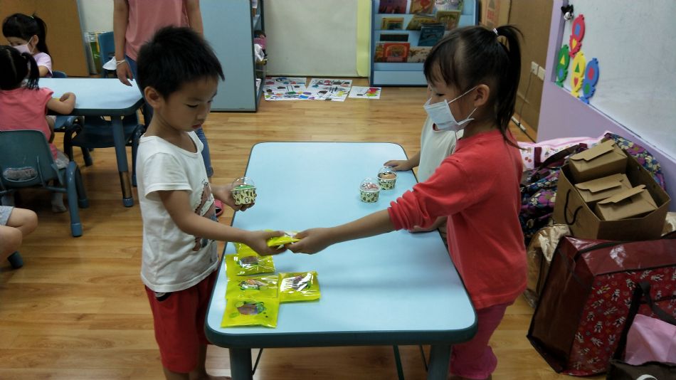 文件 : <FONT COLOR='red'>(109.05.29)Sean與Vicky慶生-1.JPG</FONT> <BR> 尺寸 : <FONT COLOR='blue'>950 × 534</FONT> 圖元 <BR> 格式 : <FONT COLOR='green'>jpg</FONT> <BR> 大小 : <FONT COLOR='green'> -- </FONT> KB