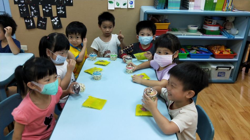 文件 : <FONT COLOR='red'>(109.05.29)Sean與Vicky慶生-2.JPG</FONT> <BR> 尺寸 : <FONT COLOR='blue'>950 × 534</FONT> 圖元 <BR> 格式 : <FONT COLOR='green'>jpg</FONT> <BR> 大小 : <FONT COLOR='green'> -- </FONT> KB