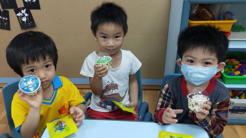 文件 : <FONT COLOR='red'>(109.05.29)Sean與Vicky慶生-3.JPG</FONT> <BR> 尺寸 : <FONT COLOR='blue'>950 × 534</FONT> 圖元 <BR> 格式 : <FONT COLOR='green'>jpg</FONT> <BR> 大小 : <FONT COLOR='green'> -- </FONT> KB