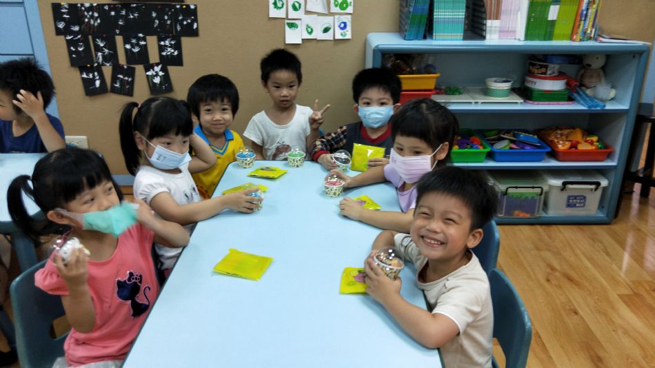 文件 : <FONT COLOR='red'>(109.05.29)Sean與Vicky慶生-4.JPG</FONT> <BR> 尺寸 : <FONT COLOR='blue'>950 × 534</FONT> 圖元 <BR> 格式 : <FONT COLOR='green'>jpg</FONT> <BR> 大小 : <FONT COLOR='green'> -- </FONT> KB