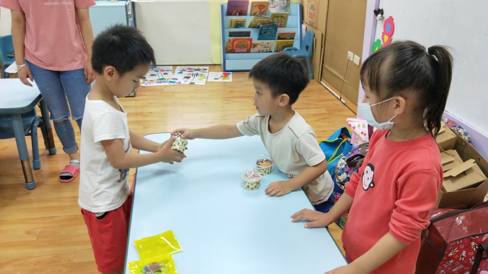 文件 : <FONT COLOR='red'>(109.05.29)Sean與Vicky慶生-5.JPG</FONT> <BR> 尺寸 : <FONT COLOR='blue'>950 × 534</FONT> 圖元 <BR> 格式 : <FONT COLOR='green'>jpg</FONT> <BR> 大小 : <FONT COLOR='green'> -- </FONT> KB