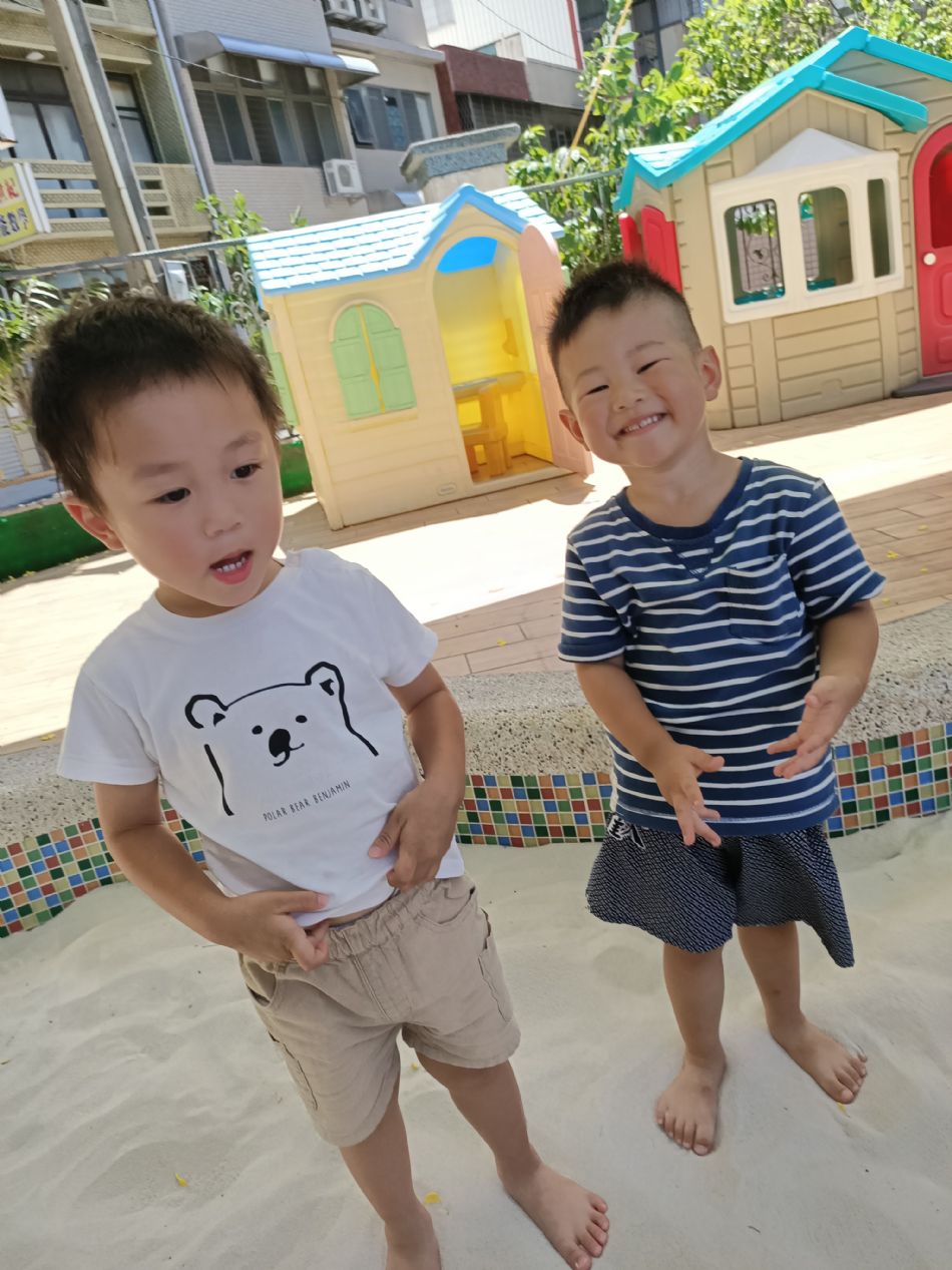 文件 : <FONT COLOR='red'>(109.06.22)開心玩沙-2.JPG</FONT> <BR> 尺寸 : <FONT COLOR='blue'>950 × 1267</FONT> 圖元 <BR> 格式 : <FONT COLOR='green'>jpg</FONT> <BR> 大小 : <FONT COLOR='green'> -- </FONT> KB