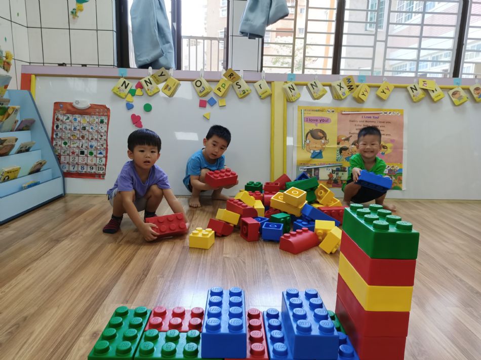 文件 : <FONT COLOR='red'>(109.06.23)樂高【騎木馬】-1.JPG</FONT> <BR> 尺寸 : <FONT COLOR='blue'>950 × 712</FONT> 圖元 <BR> 格式 : <FONT COLOR='green'>jpg</FONT> <BR> 大小 : <FONT COLOR='green'> -- </FONT> KB