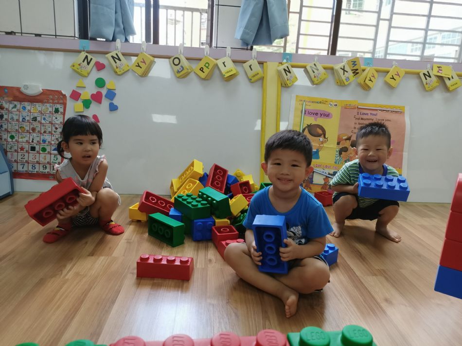 文件 : <FONT COLOR='red'>(109.06.30)樂高【好吃的冰棒】-1.JPG</FONT> <BR> 尺寸 : <FONT COLOR='blue'>950 × 712</FONT> 圖元 <BR> 格式 : <FONT COLOR='green'>jpg</FONT> <BR> 大小 : <FONT COLOR='green'> -- </FONT> KB