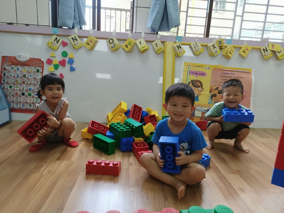 文件 : <FONT COLOR='red'>(109.06.30)樂高【好吃的冰棒】-3.JPG</FONT> <BR> 尺寸 : <FONT COLOR='blue'>950 × 712</FONT> 圖元 <BR> 格式 : <FONT COLOR='green'>jpg</FONT> <BR> 大小 : <FONT COLOR='green'> -- </FONT> KB