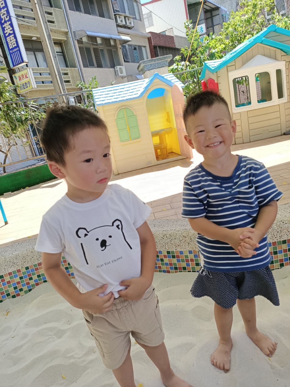 文件 : <FONT COLOR='red'>(109.06.22)開心玩沙-4.JPG</FONT> <BR> 尺寸 : <FONT COLOR='blue'>950 × 1267</FONT> 圖元 <BR> 格式 : <FONT COLOR='green'>jpg</FONT> <BR> 大小 : <FONT COLOR='green'> -- </FONT> KB