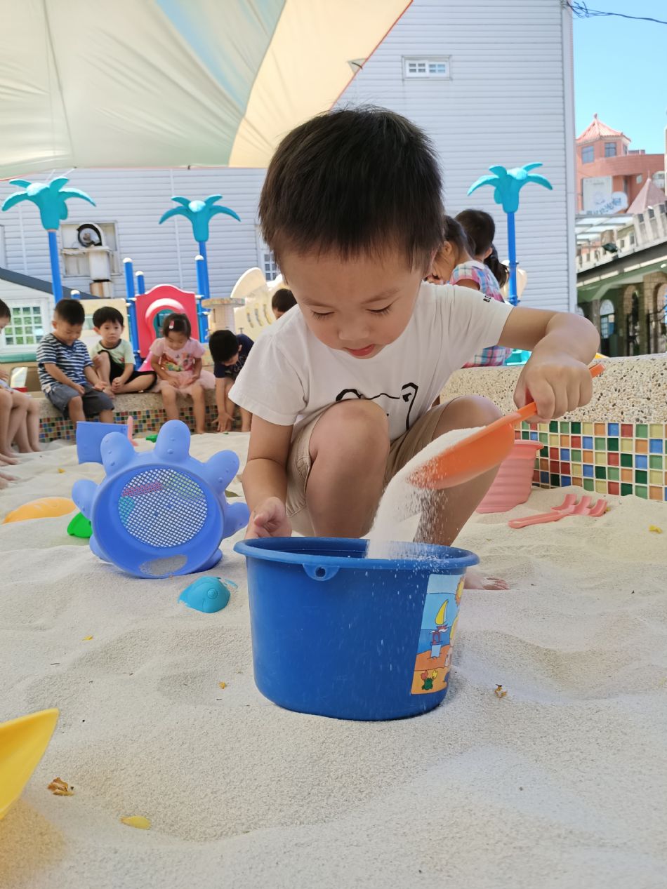 文件 : <FONT COLOR='red'>(109.06.22)開心玩沙-9.JPG</FONT> <BR> 尺寸 : <FONT COLOR='blue'>950 × 1267</FONT> 圖元 <BR> 格式 : <FONT COLOR='green'>jpg</FONT> <BR> 大小 : <FONT COLOR='green'> -- </FONT> KB